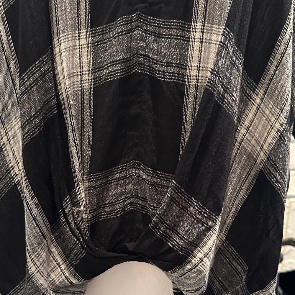 Universal Thread Black & White Plaid V-Neck Dolman Top - Picture 6 of 13